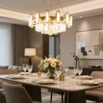 Candelabru modern suspendat într-un dining elegant, iluminând masa cu un decor sofisticat.